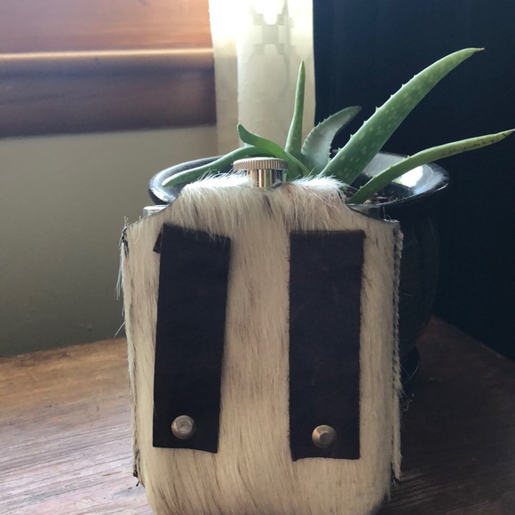 Cowhide flask - Picture 2 of 2